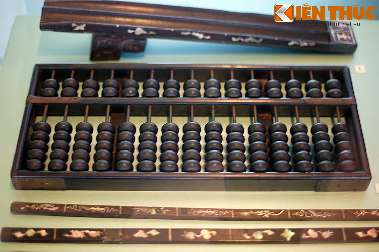 Nhiều thế kỷ trước, khi các loại máy tính hiện đại chưa ra đời, người Việt đã sử dụng một công cụ tính toán thô sơ nhưng rất hiệu quả, có thể coi là “ông tổ” của máy tính thời nay, đó là bàn tính dùng hạt. (Hình chụp tại Bảo tàng TP HCM).