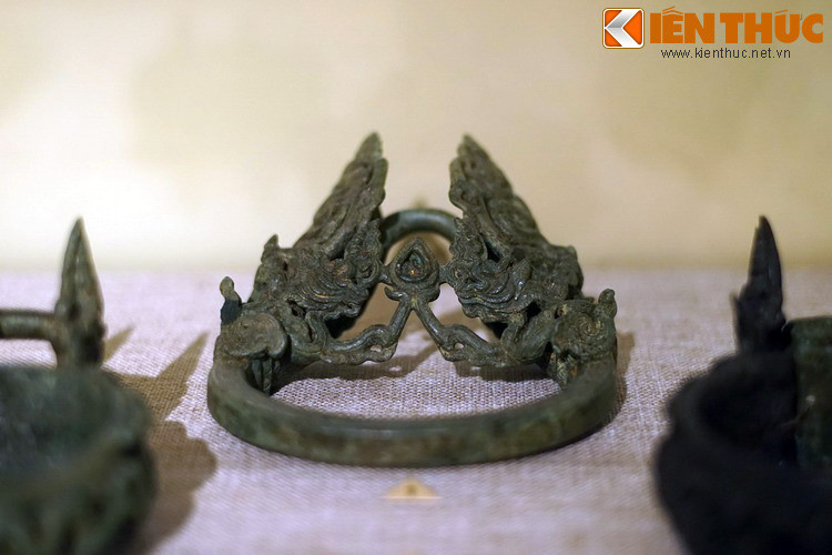 Được bảo quản, trưng bày tại Bảo tàng Lịch sử quốc gia Việt Nam, đây là một chiếc bàn đạp yên ngựa, hiện vật lịch sử đặc sắc của triều Trần, niên đại từ thế kỷ 13–14.