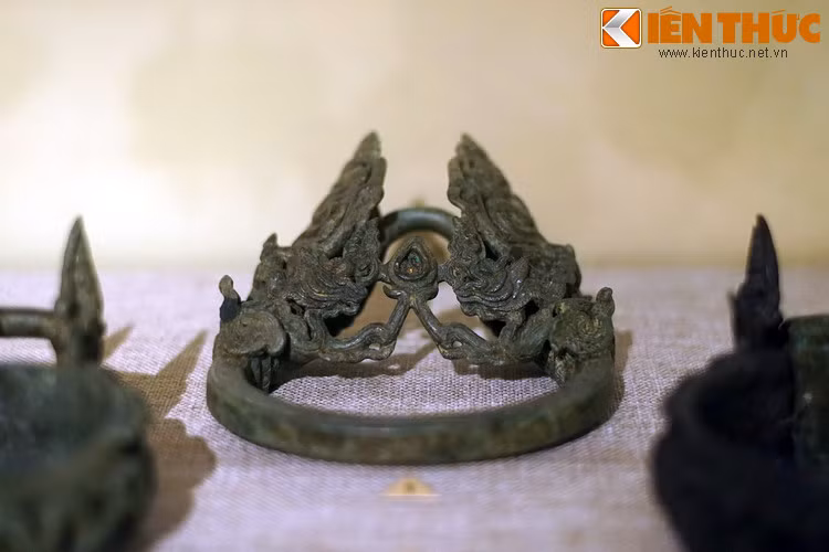 Được bảo quản, trưng bày tại Bảo tàng Lịch sử quốc gia Việt Nam, đây là một chiếc bàn đạp yên ngựa, hiện vật lịch sử đặc sắc của triều Trần, niên đại từ thế kỷ 13–14.