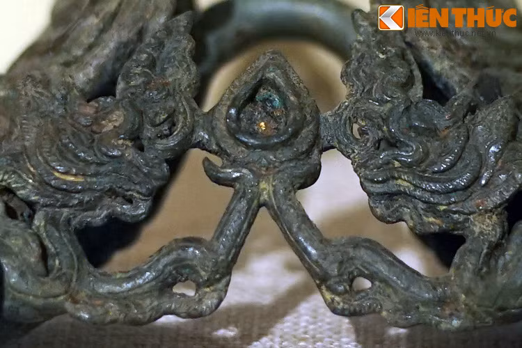 Chiếc bàn đạp này được tìm thấy ở Yên Sinh, Đông Triều, Quảng Ninh, là nơi khởi nguồn của nhà Trần trước khi dời đến Thái Bình và Nam Định.