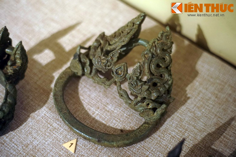 Cổ vật 800 tuổi này được làm bằng đồng, trang trí hình hai con rồng theo mô-típ "lưỡng long tranh châu" rất sinh động.