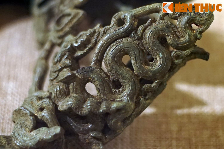 ...Thân rồng chắc khoẻ, uốn lượn đều đặn thu dần về đuôi. Đây là một trong số ít cổ vật thời Trần thể hiện hình tượng rồng trên chất liệu đồng ở mức độ tinh xảo rất cao.