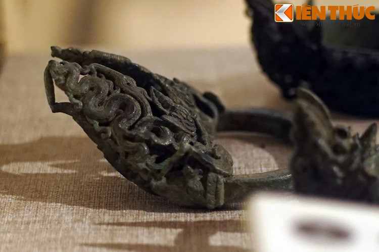 Chiếc bàn đạp yên ngựa trang trí hình rồng ở Bảo tàng Lịch sử Quốc gia có thể từng là vật dụng của một võ tướng hoặc thành viên hoàng tộc nhà Trần. Sau gần 1.000 năm, hiện vật được chế tác hết sức kỳ công này vẫn khiến hậu thế phải trầm trồ nếu có dịp chiêm ngưỡng...