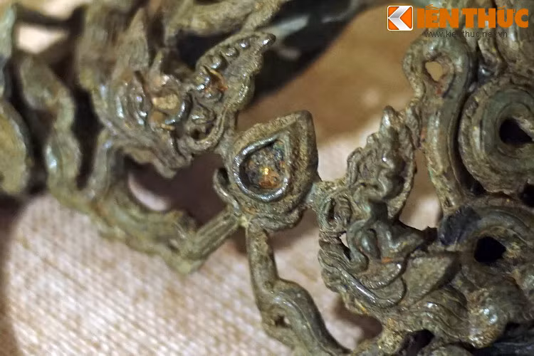 Hình tượng rồng trên chiếc bàn đạp yên ngựa mang những đặc trưng của rồng thời Trần, với mào lửa kéo dài trên đầu, bờm trải dài như lọn sóng vắt ra sau cổ...