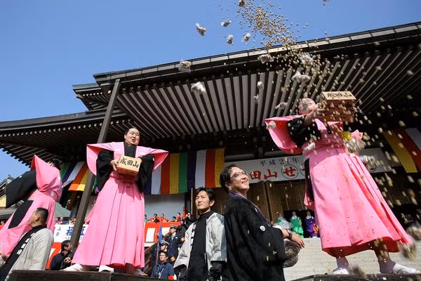 Lễ hội Setsubun ném đậu xua đuổi ma quỷ cũng là một trải nghiệm thú vị với nhiều du khách. Ảnh: Japan.