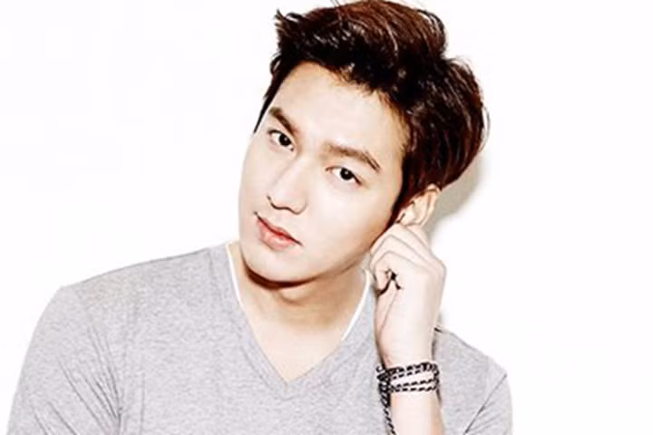 Khi còn nhỏ Lee Min Ho rất yêu thương gia đình. Anh thường tiết kiệm tiền lẻ để mua tặng mẹ những món quà ý nghĩa dịp sinh nhật hoặc ngày lễ. Ảnh: Alkpop.