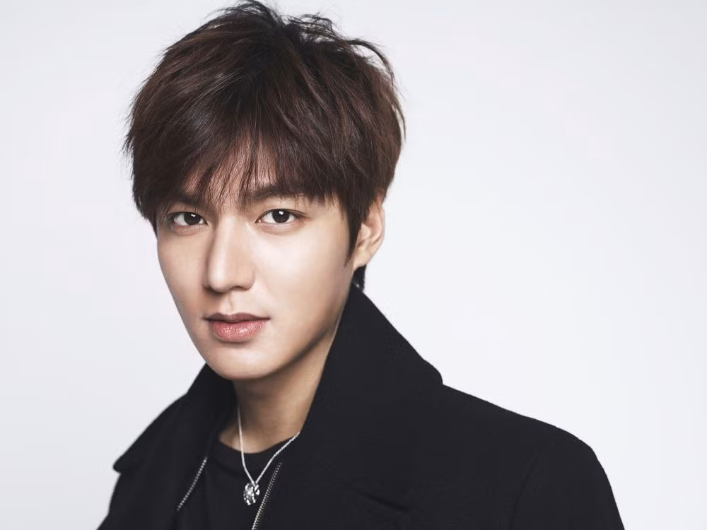 Sinh vào ngày đầu tiên của chòm sao Cự Giải 22/6/1987, nam chính trong Huyền thoại biển xanh - Lee Min Ho dường như hội tụ đầy đủ mọi tính cách tốt đẹp của cung hoàng đạo này. Đó là sự thân thiện, ấm áo và chu đáo. Ảnh: Kdramastar.