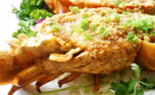 Cho tôm đã chiên vàng vào hỗn hợp nước sốt, rưới đều lên mặt để tôm thấm gia vị. Món tôm ngon nhất khi thưởng thức cùng nước chấm tiêu chanh. Ảnh: Hieuhaisan.