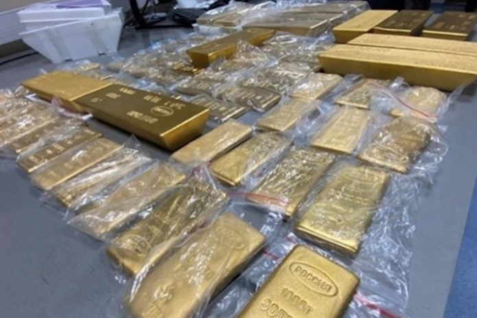 Kết quả đấu tranh chuyên án bước đầu xác định, từ năm 2022 đến nay, Nguyễn Thị Hóa cùng đồng phạm tổ chức đường dây buôn lậu trên 3 tấn vàng, có tổng trị giá khoảng 5.000 tỷ đồng từ Lào về Việt Nam qua cửa khẩu Lao Bảo (tỉnh Quảng Trị). Căn cứ tài liệu, chứng cứ thu thập được, Cơ quan Cảnh sát điều tra Bộ Công an ra quyết định khởi tố vụ án hình sự Buôn lậu và Trốn thuế xảy ra tại cửa khẩu Lao Bảo, Công ty CP đầu tư vàng Phú Quý, Công ty CP vàng Phú Cường và các đơn vị liên quan. Cơ quan điều tra cũng ra quyết định khởi tố bị can và áp dụng biện pháp ngăn chặn đối Nguyễn Thị Hoá và 17 đối tượng về tội Buôn lậu. (Ảnh minh họa) 