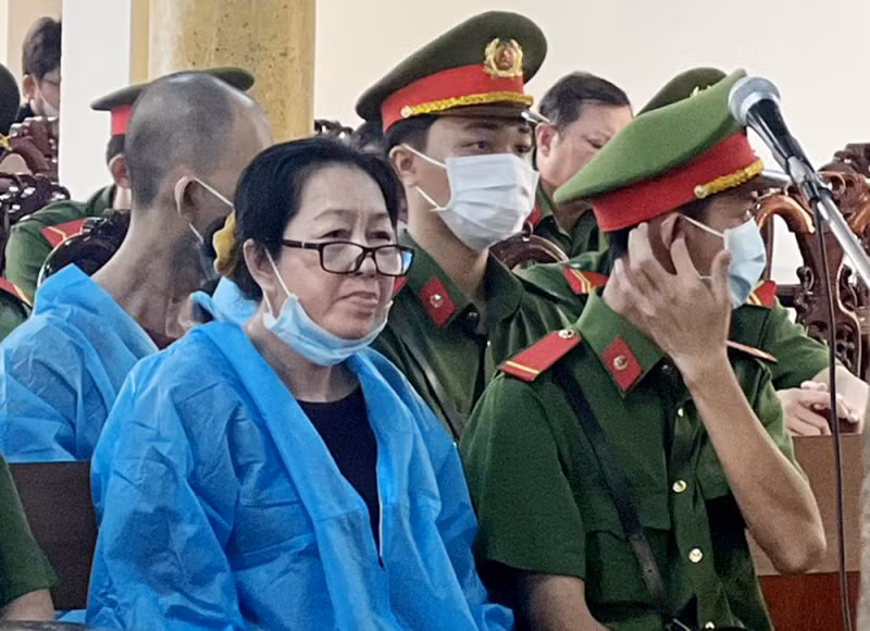 Tại các địa điểm khám xét, công an đã thu giữ khoảng 36 kg vàng, 1,27 triệu USD, hơn 1,7 tỷ đồng, nhiều thiết bị điện tử, cùng các tài liệu, chứng cứ liên quan đến hành vi giao dịch tiền, vàng qua biên giới của các tiệm kinh doanh vàng và của các nghi can liên quan đến Mười Tường. Tháng 11/2022, TAND Cấp cao tại TP HCM mở phiên xử phúc thẩm và tuyên phạt bị cáo Nguyễn Thị Kim Hạnh (tức Mười Tường) 8 năm tù về tội “Vận chuyển trái phép tiền tệ qua biên giới”. Đầu năm 2023, Mười Tường bị TAND tỉnh An Giang xử phạt 14 năm tù khi cầm đầu đường dây buôn lậu đường cát. 