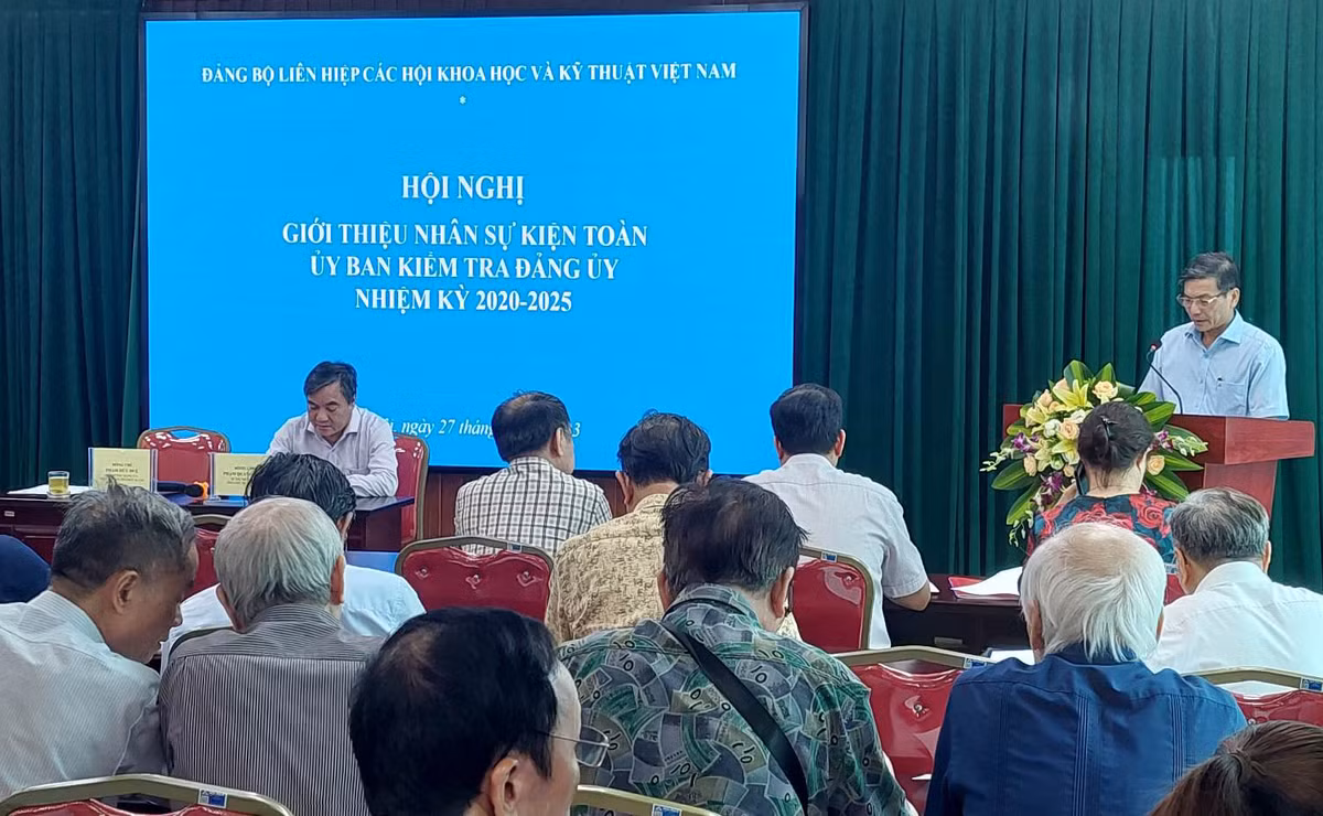 Hoi nghi gioi thieu nhan su kien toan UBKT Dang uy nhiem ky 2020-2025