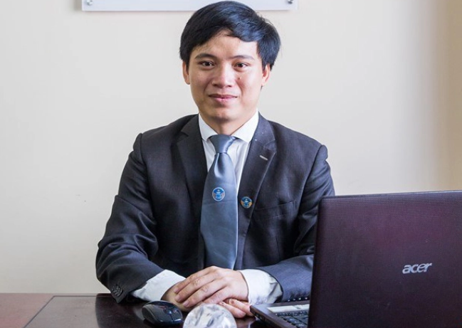 Trao đổi với PV Báo Tri thức và Cuộc sống về vấn đề này, luật sư Nguyễn Ngọc Hùng - Trưởng Văn phòng luật sư Kết Nối (Đoàn luật sư TP Hà Nội) cho biết, đây không phải là hành vi mới xuất hiện, đã có rất nhiều cán bộ, thí sinh hay những người liên quan phải liên đới chịu trách nhiệm về vụ việc tương tự. Dù các kỳ thi đã có quy định, quy chế rõ ràng, tuy nhiên, một số cá nhân vẫn cố tình vi phạm, làm ảnh hưởng đến sự công bằng của kỳ thi. Những hành vi này sẽ bị xử lý theo quy định của pháp luật, không chỉ khiến thí sinh lỡ kỳ thi mà có thể phải đối mặt với những hình phạt nghiêm khắc. 