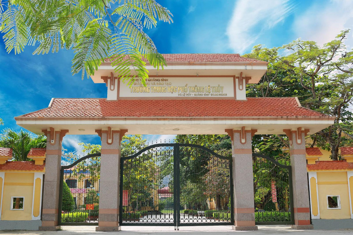 Ngay sau đó, ông Mai Văn Trinh, Cục trưởng Cục Quản lý chất lượng, Bộ GDĐT cho biết: "Trong buổi thi môn Toán chiều ngày 7/7, trên mạng xã hội chia sẻ hình ảnh đề thi bị "lọt" ra ngoài. Ngay sau đó, Bộ GD&amp;ĐT đã cùng Bộ Công an vào cuộc quyết liệt điều tra. Ngày 8/7, Bộ xác định được đây là một thí sinh ở điểm thi THPT Lệ Thủy, Quảng Bình. Thí sinh này sau đó đã bị đình chỉ thi, Các giám thị tại phòng thi này phải viết tường trình và không được phép coi thi ở các buổi tiếp theo. 