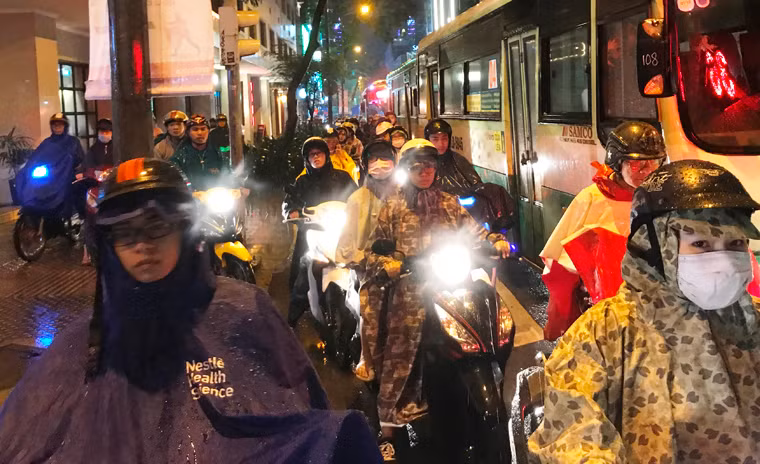 Nhiều tuyến đường xảy ra tình trạng ùn tắc nghiêm trọng do ảnh hưởng từ cơn mưa lớn gây ngập nặng nói trên.