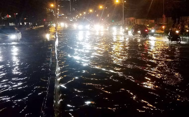 Cơn mưa như trút nước bắt đầu từ chiều tối cùng ngày kéo dài đến tận khuya vẫn chưa dứt. Lượng mưa quá lớn khiến nhiều tuyến đường ở khắp TP.HCM chìm trong biển nước.