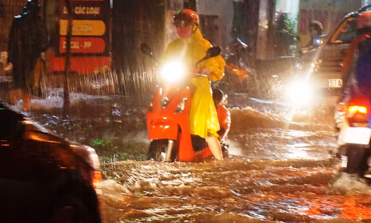Người dân vô cùng khốn đốn chịu trận mưa cực lớn ở TP.HCM kéo dài từ chiều đến khuya 30/9.