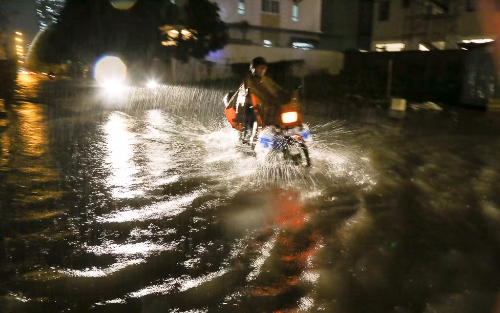 Khắp các tuyến đường từ trung tâm TP ra đến ngoại thành đều chìm trong biển nước.