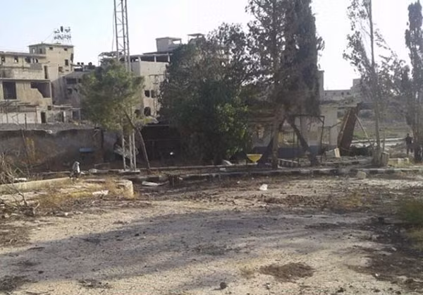 Khu sân trống lạnh tanh khi quân chính phủ Syria tới.