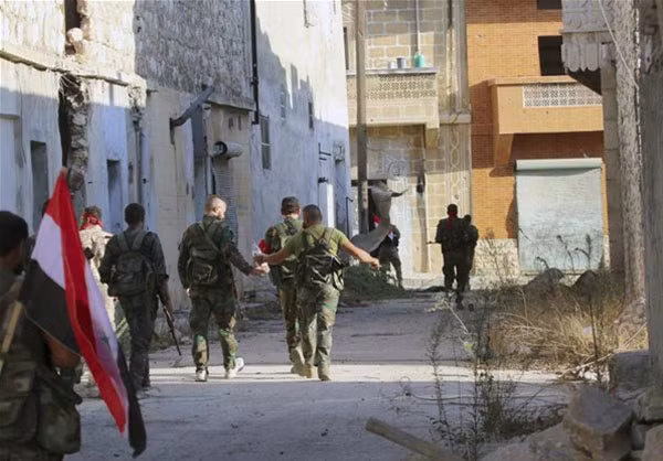 Còn đây là hình ảnh những binh sỹ chính phủ Syria ở bắc Aleppo trong bức hình mới nhất.