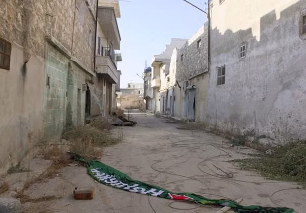 Dãy phố dân cư như một "thị trấn ma" khi không thấy bất cứ bóng dáng người dân nào nơi đây.