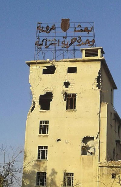 Tòa nhà cao tầng loang lổ những vết đạn, dấu ấn của các cuộc giao chiến.