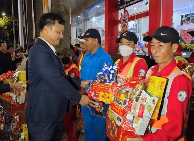 Dak Lak: Tang qua cho cong nhan moi truong dem Giao thua-Hinh-2