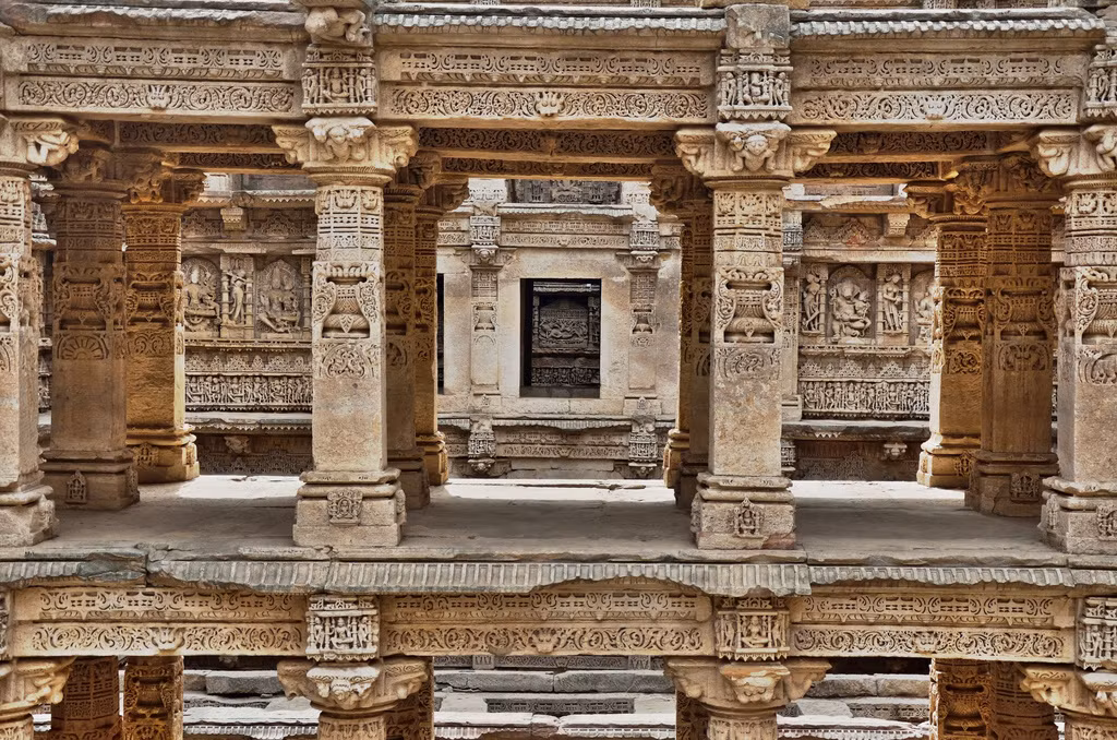 Ở tầng cuối còn có một cánh cổng nhỏ mở ra một lối đi bí mật dài hơn 30km dẫn thẳng tới thị trấn Sidhpur gần đó. Hiện đường hầm này đang bị vùi lấp bởi bùn đất và đá sỏi.