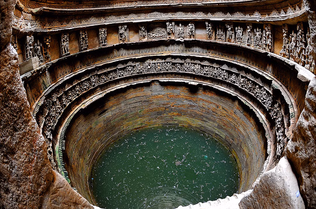 Tầng dưới cùng của Rani Ki Vav là một giếng nước hình trụ có đường kính 30 m và sâu 10 m.