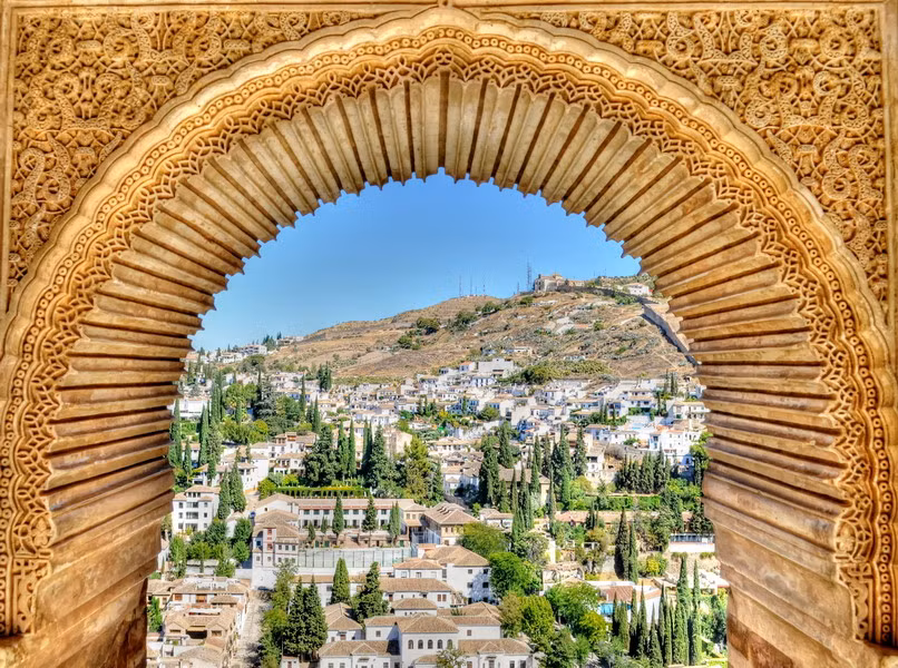 Có thể nói, lâu đài Alhambra là một biểu tượng của nền văn minh Hồi giáo tại đất nước Tây Ban Nha nói riêng và châu Âu nói chung.