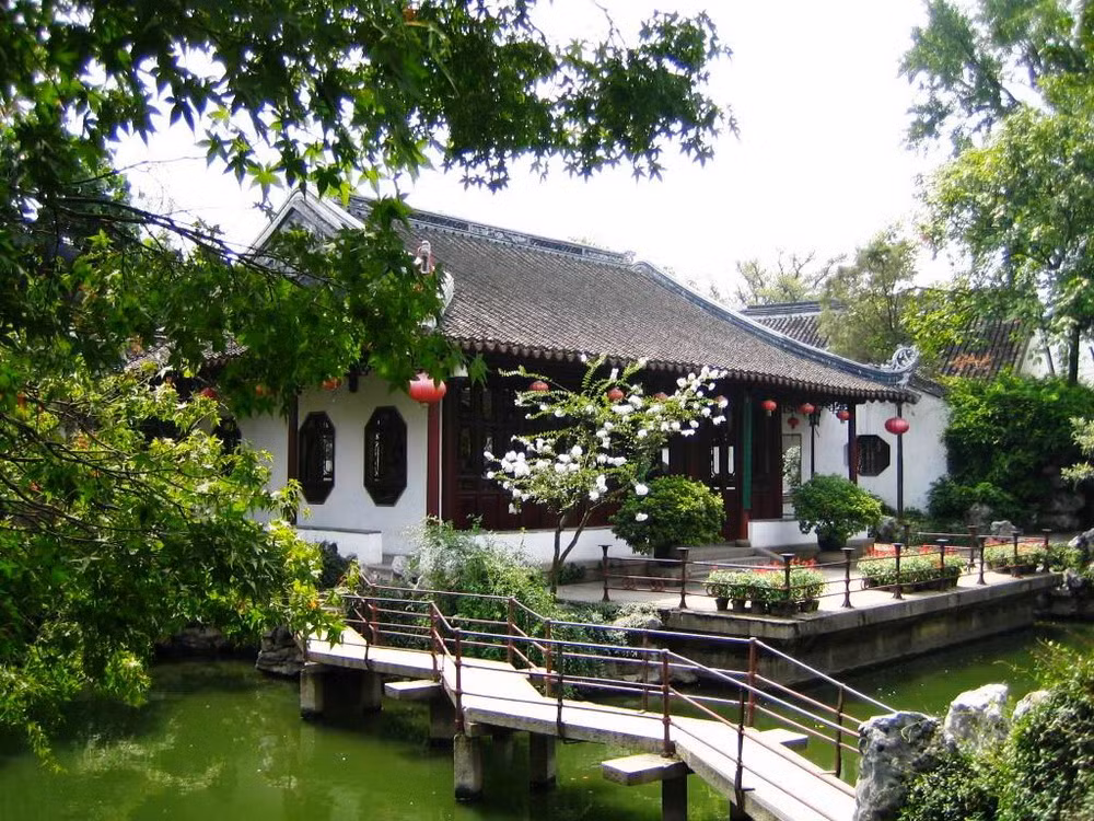 Đó là những khu vườn nằm trong khuôn viên tư gia, có diện tích không lớn, nhưng lại được coi là những kiệt tác của nghệ thuật nhà vườn truyền thống Trung Hoa.