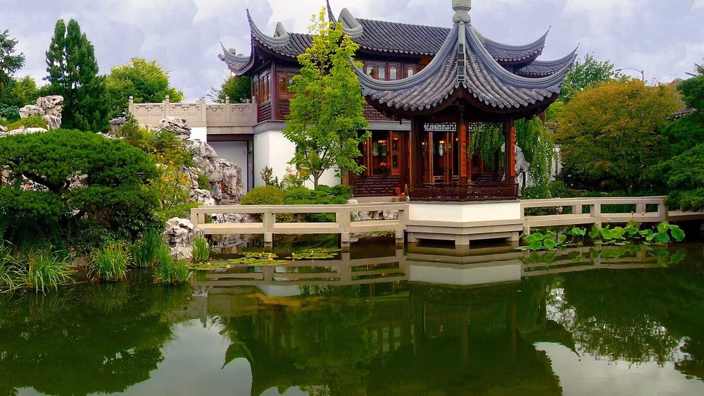 Thành phố Tô Châu của Trung Quốc nổi tiếng thế giới với một quần thể vườn cổ có tuổi đời nhiều thế kỷ, được biết đến với tên gọi Tô Châu Viên Lâm.