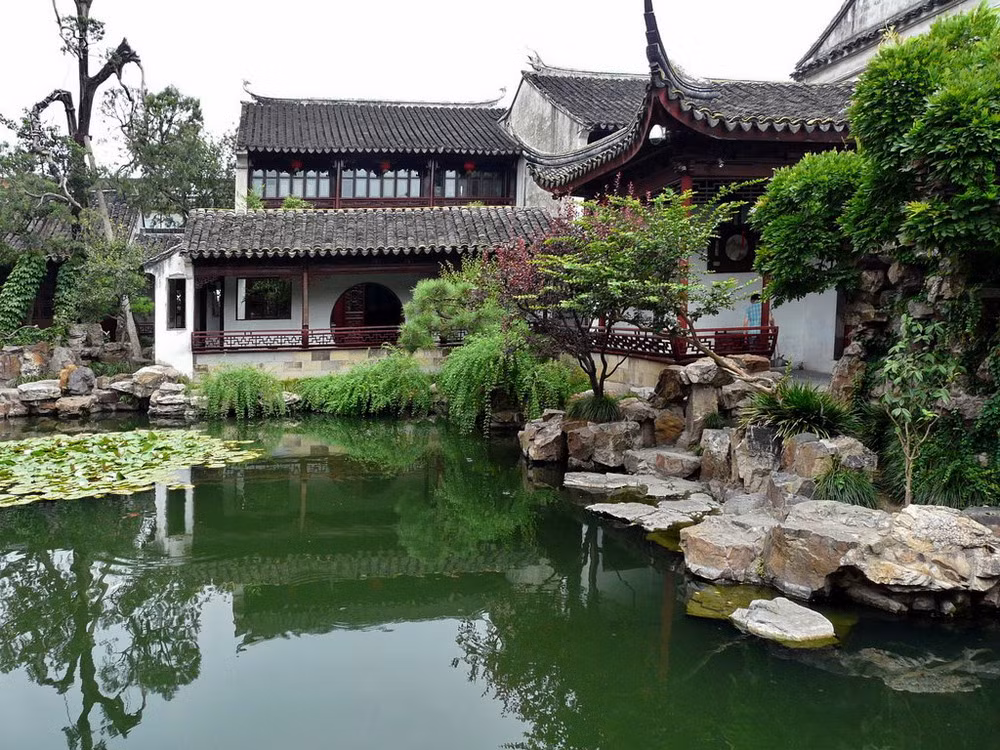 Các khu vườn là sự kết hợp của mảng xanh của cây cối với những hồ nước, đường, cầu cống, hang động, núi non, nhà cửa... theo một bố cục chặt chẽ, nhưng vẫn nổi bật được vẻ đẹp của tự nhiên.