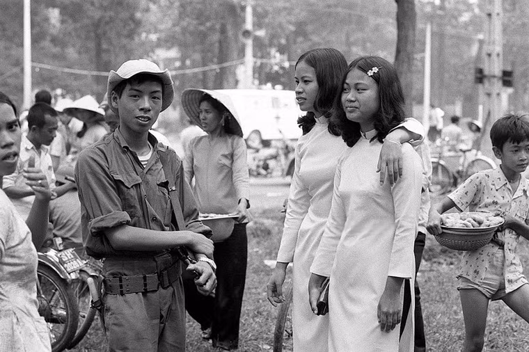 Anh bộ đội và các thiếu nữ áo dài.