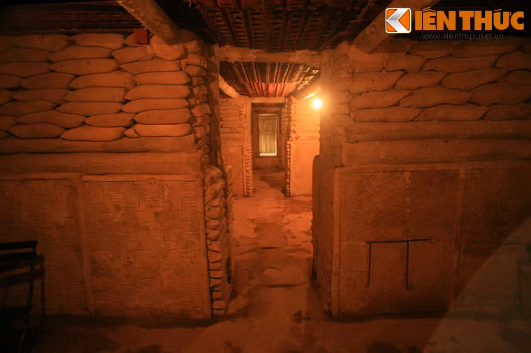 Căn hầm có chiều dài 20 mét, rộng 8 mét, bao gồm 4 gian, là nơi ở, nơi làm việc của tướng de Castries và nhân viên dưới quyền.