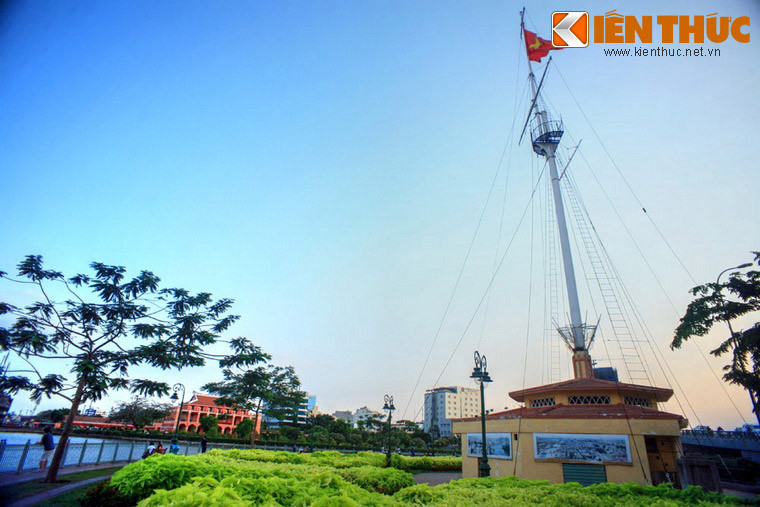 Cột cờ được người Pháp xây dựng vào năm 1865, với tên gọi "Thủ Ngữ" có nghĩa là điểm giữ cửa cảng. Công trình nằm đối diện với Nhà Rồng - trụ sở của Công ty vận tải đường biển Pháp - qua dòng kênh Bến Nghé, và nằm dưới sự quản lý của công ty này trong suốt thời thuộc địa.