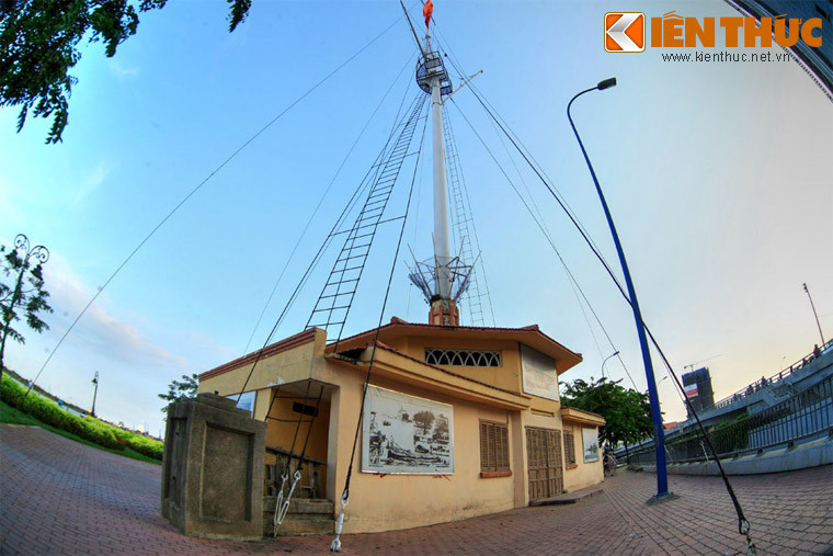 4. Nằm bên ngã ba sông Sài Gòn – kênh Bến Nghé, cột cờ Thủ Ngữ (quận 1, TP HCM) là một trong những công trình lịch sử nổi tiếng của Sài Gòn thời thuộc địa.