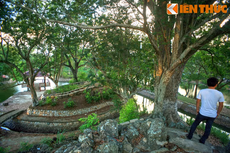 Khu Núi Đất được thi công từ năm 1957 - 1960, với nguồn nhân lực chính là những tù nhân chính trị cách mạng thời Ngô Đình Diệm.