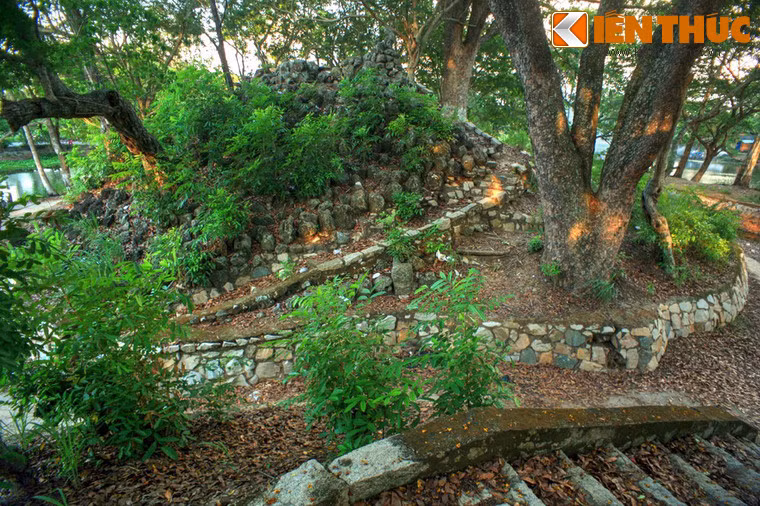  Khu Núi Đất chia làm ba tiểu đảo: Tiểu đảo 1 có núi lớn cao khoảng 10 m, núi nhỏ cao 5 m nằm dưới những tán cây cổ thụ um tùm, có đường lên xuống bằng các bậc đá.