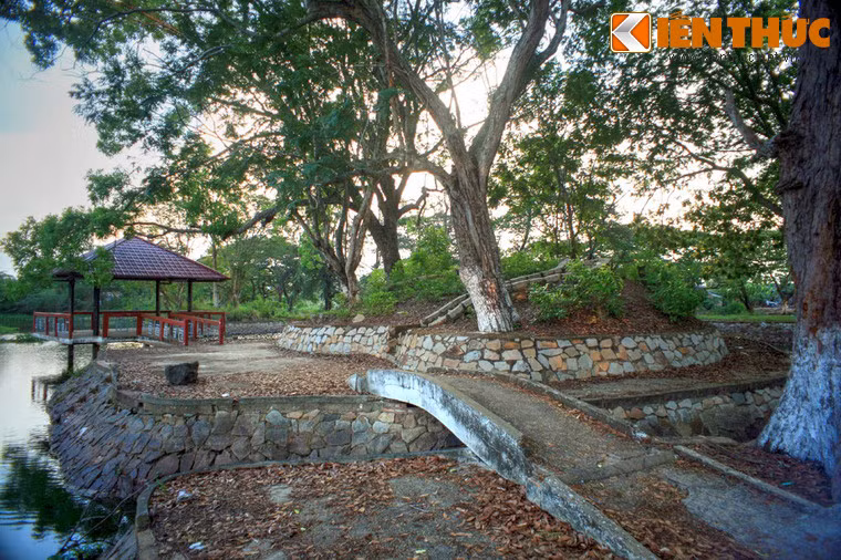 Tiểu đảo 2 là một ngọn núi nhỏ cũng được đắp bằng đất nối liền với tiểu đảo 1 bằng cây cầu nhỏ.