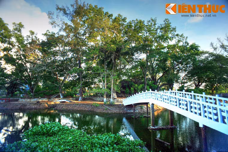 Từ xa nhìn đến, thắng cảnh Núi Đất như hòn non bộ khổng lồ nổi lên giữa một hồ nước trong xanh thơ mộng. Nối liền Núi Đất với bờ là chiếc cầu bằng xi măng uốn cong, mềm mại.