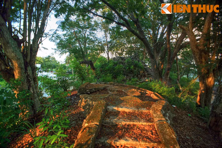 Núi Đất ngày nay không chỉ là một thắng cảnh độc đáo mà còn là chứng tích lịch sử về những người tù chính trị cách mạng thời Ngô Đình Diệm.