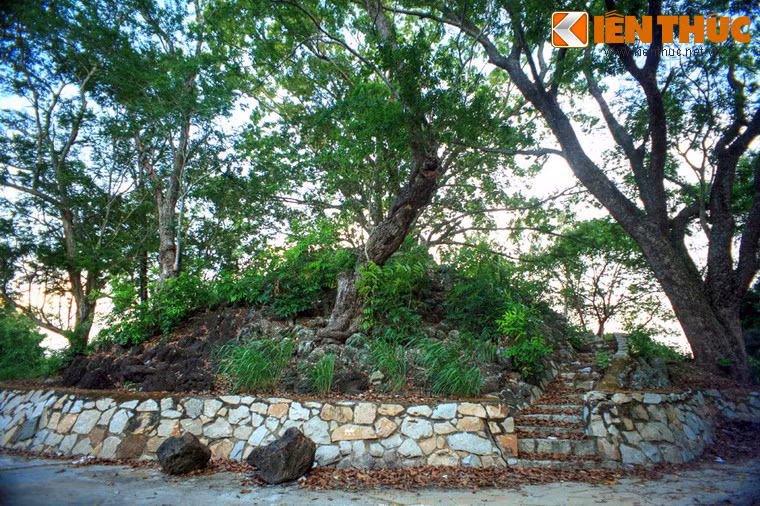 Đó chính là kỳ quan thắng cảnh Núi Đất, một công trình nhân tạo nằm trong kế hoạch chấn chỉnh địa lý hành chính và xây dựng tỉnh Kiến Tường ở Mộc Hóa cuối thập niên 1950.