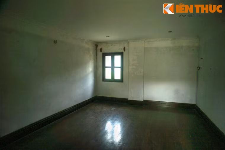 Ngày nay, các đồ nội thất trong dinh thự hầu hết đã mất mát nên các căn phòng đều để trống.