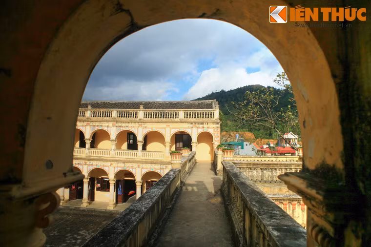 Hai dãy nhà phụ có bố cục và kiến trúc giống nhau, mỗi dãy đều hai tầng nhưng thấp hơn nhà chính, mỗi tầng cũng có ba gian với tổng diện tích 300m². Mỗi gian đều có chức năng sử dụng riêng.