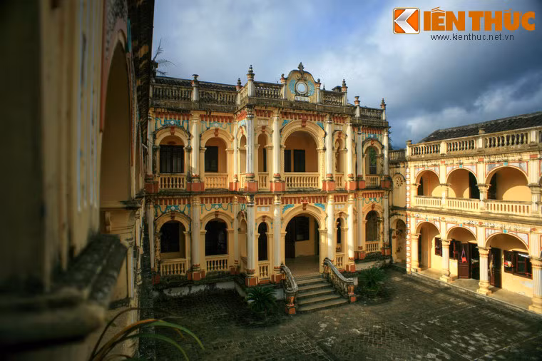 Thầy phong thủy Trung Hoa đã được mời đến tìm đất tốt để xây dinh thự. Địa điểm được chọn là một quả đồi rộng hướng Đông Nam, đằng sau và hai bên phải trái có núi, phía trước có suối và núi "mẹ bồng con"...