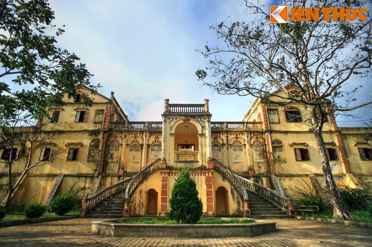 Chủ nhân của công trình này là hai cha thổ ti Hoàng Yến Chao, Hoàng A Tưởng, những người cai trị xứ Bắc Hà vào đầu thế kỷ 20. Dù gia tộc Hoàng là người Tày, nhưng cai trị một vùng có tới 70% là dân tộc Mông nên dân trong vùng cũng gọi cơ ngơi của họ là dinh vua Mèo.