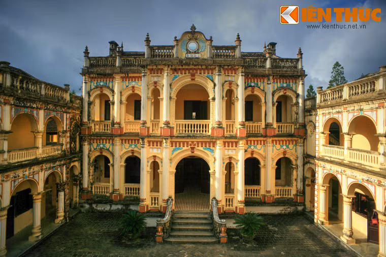 Nhà chính hai tầng có diện tích 420 m², mặt ngoài trang trí bằng nhiều họa tiết công phu. Cả hai tầng nhà chính đều có ba gian, bốn gian hai bên phải trái của cả hai tầng là nơi sinh hoạt gia đình, gian giữa cả hai tầng dùng làm nơi hội họp.