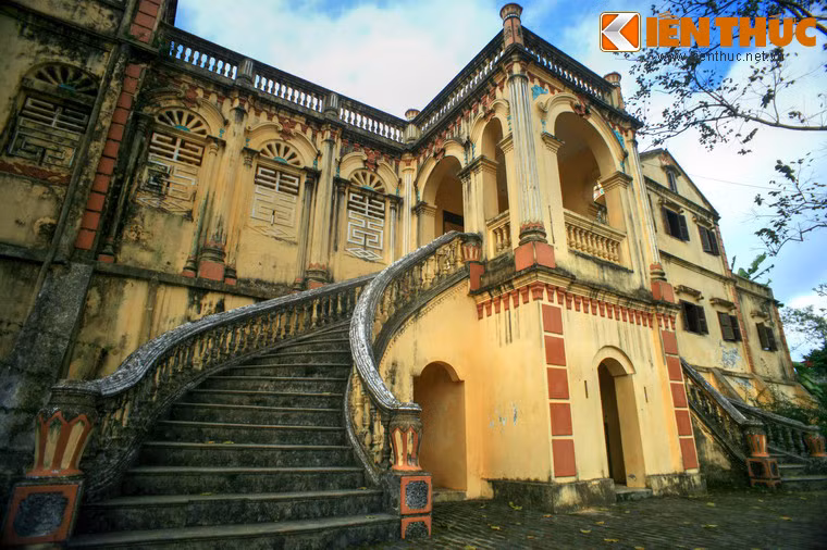 Được Pháp hậu thuẫn, cha con Hoàng Yến Chao - Hoàng A Tưởng ra sức bóc lột nhân dân, đồng thời độc quyền bán muối, hàng tiêu dùng, lâm thổ sản, thuốc phiện và lương thực, thực phẩm... nên đã tích lũy được một khối tài sản khổng lồ.