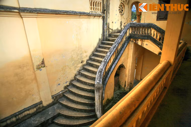 Vào thời kỳ hoàng kim của Hoàng A Tưởng, tòa dinh thự luôn có hai trung đội vũ trang bảo vệ cẩn mật. Sau năm 1945, ách cai trị của họ Hoàng ở Bắc Hà chấm dứt, nhưng dinh Hoàng A Tưởng vẫn được giữ lại và bảo tồn khá nguyên vẹn cho đến nay.