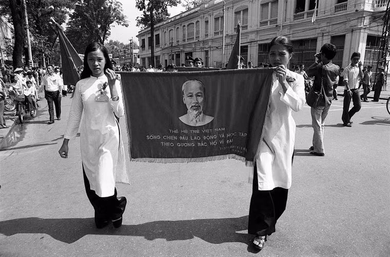 Nữ sinh Sài Gòn trong một buổi diễu hành.